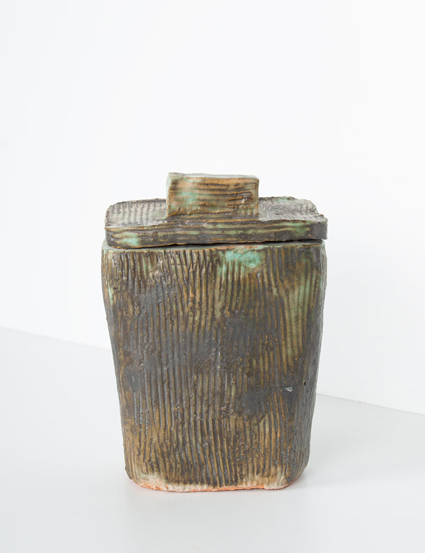 Pot en céramique cannelée