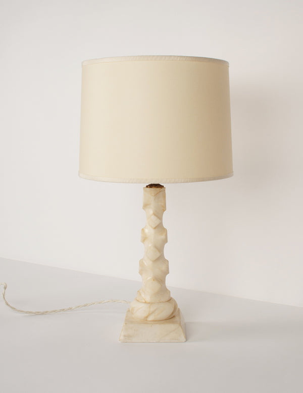 Alabaster lamp with spikes