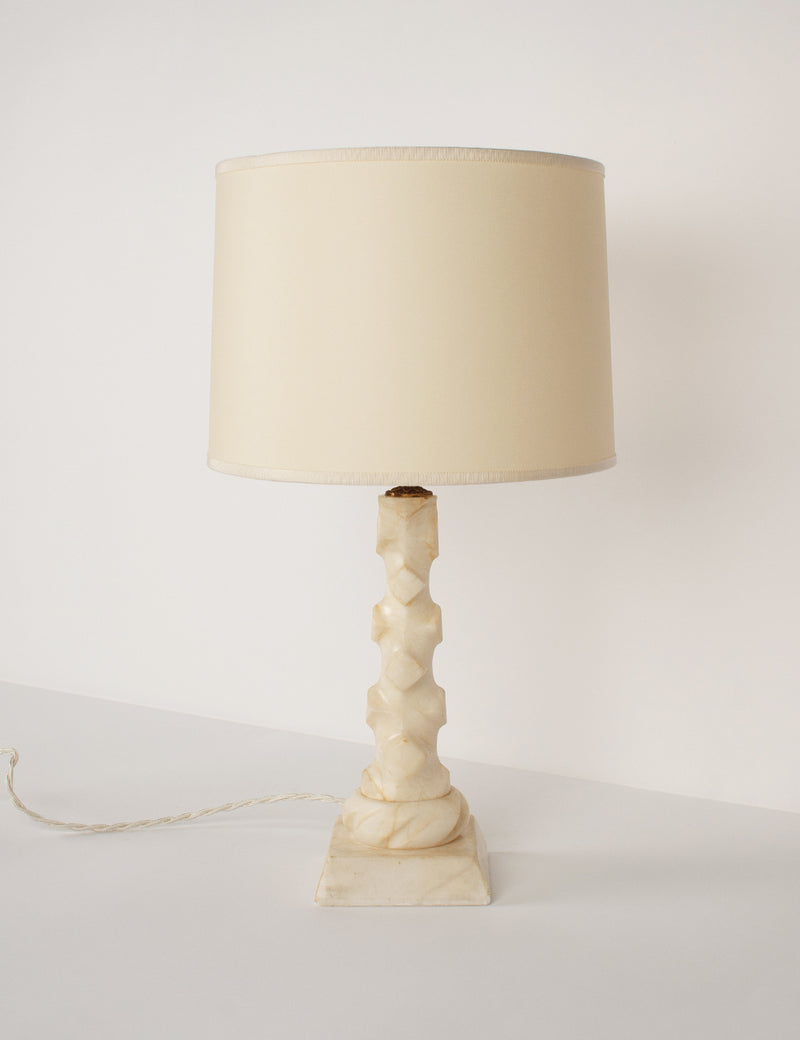 Alabaster lamp with spikes
