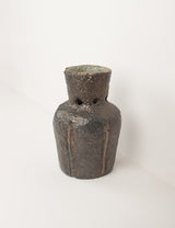 Vase ancien en béton brut