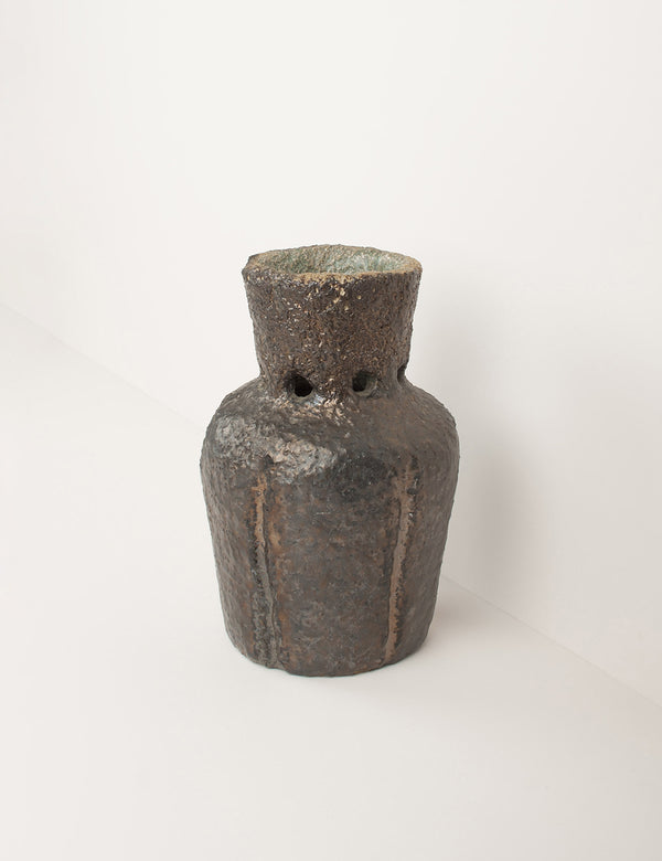 Vase ancien en béton brut